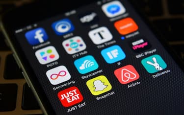 Adobe Photoshop Camera, nuova app con AI su iOS e Android