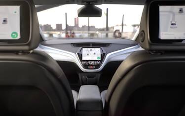 GM, un'auto a guida autonoma senza volante nel 2019