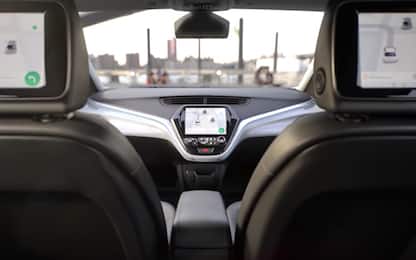 GM, un'auto a guida autonoma senza volante nel 2019