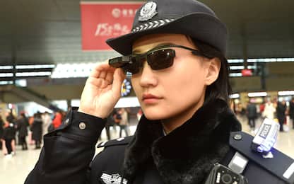 Cina, la polizia usa gli occhiali per il riconoscimento facciale