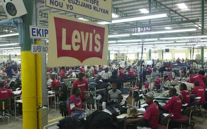 Levi's pronta a sostituire operai con robot per rifiniture jeans