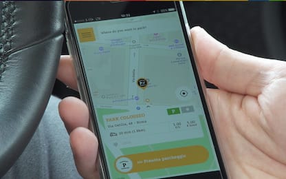 Ecco le app che aiutano a trovare parcheggio e stazioni di ricarica 