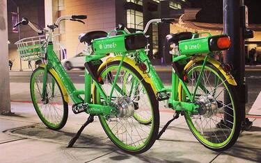Uber investe nel bike e scooter sharing, al via partnership con Lime