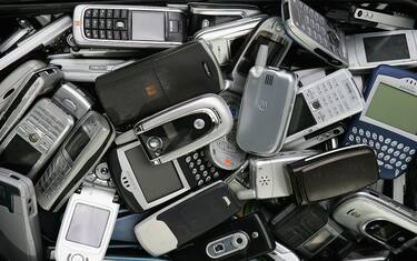 Rubarono 70 smartphone in un negozio: due arresti nel Napoletano