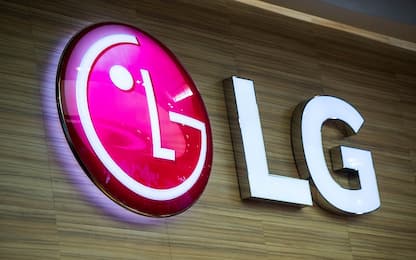 LG, un brevetto svela uno smartphone trasparente e flessibile