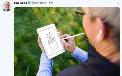Tim Cook pubblica disegno AirPods 2 su Twitter. FOTO