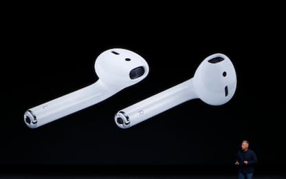 Apple svela AirPods 2: custodia di ricarica wireless e Siri integrato