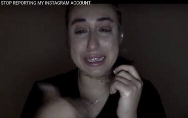 Instagram, Jessy Taylor piange disperata dopo la chiusura del profilo