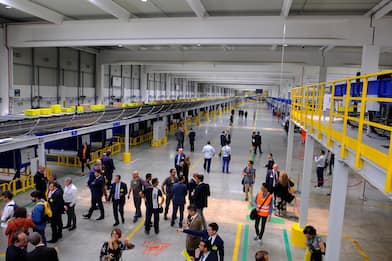 Poste inaugura il maxi-hub a Bologna: smista 250mila pacchi al giorno