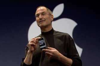 Apple, 15 years ago the first iPhone was presented: all models.  PHOTO