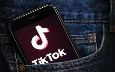 TikTok, sull’app ci sono quasi 700 milioni di utenti attivi al mese